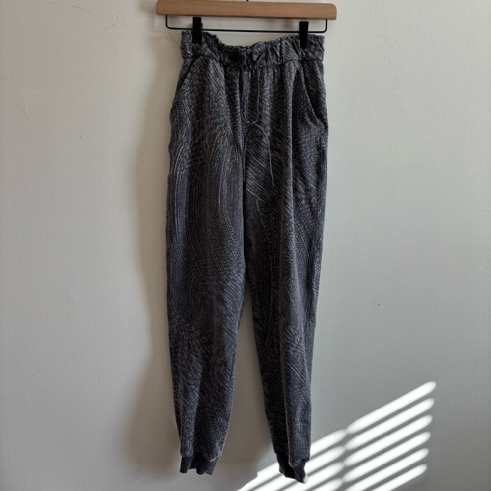 Lululemon Stretch High Rise Jogger Full Length in Printed Grey Size 2
